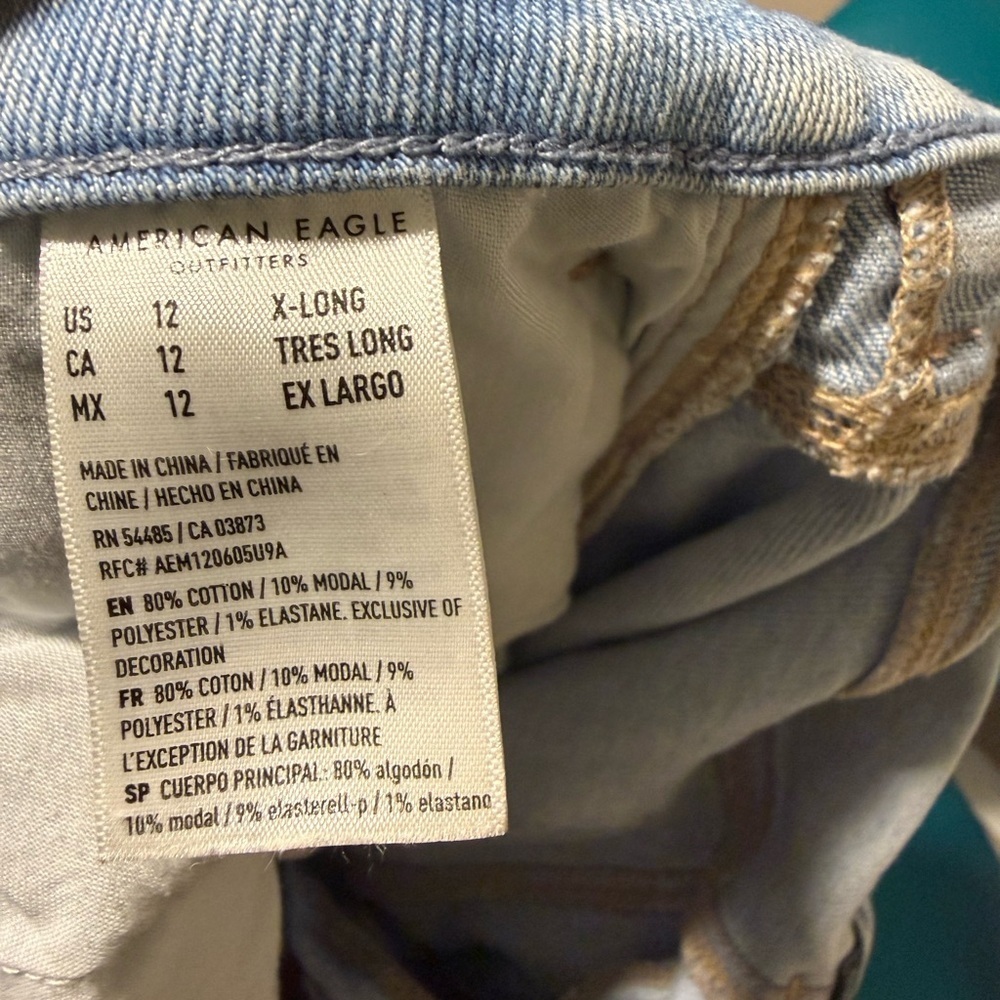 2/$35 American Eagle Outfitters Light Blue Ripped Mom Jeans 12 Extra long - Picture 5 of 6